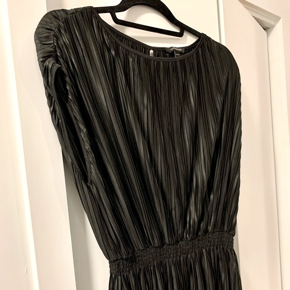 Banana Republic Dresses & Skirts - Banana Republic pleated midi dress